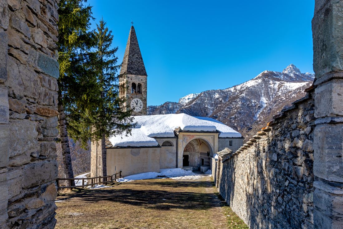 Ciaspolata tra i boschi innevati di Elva
