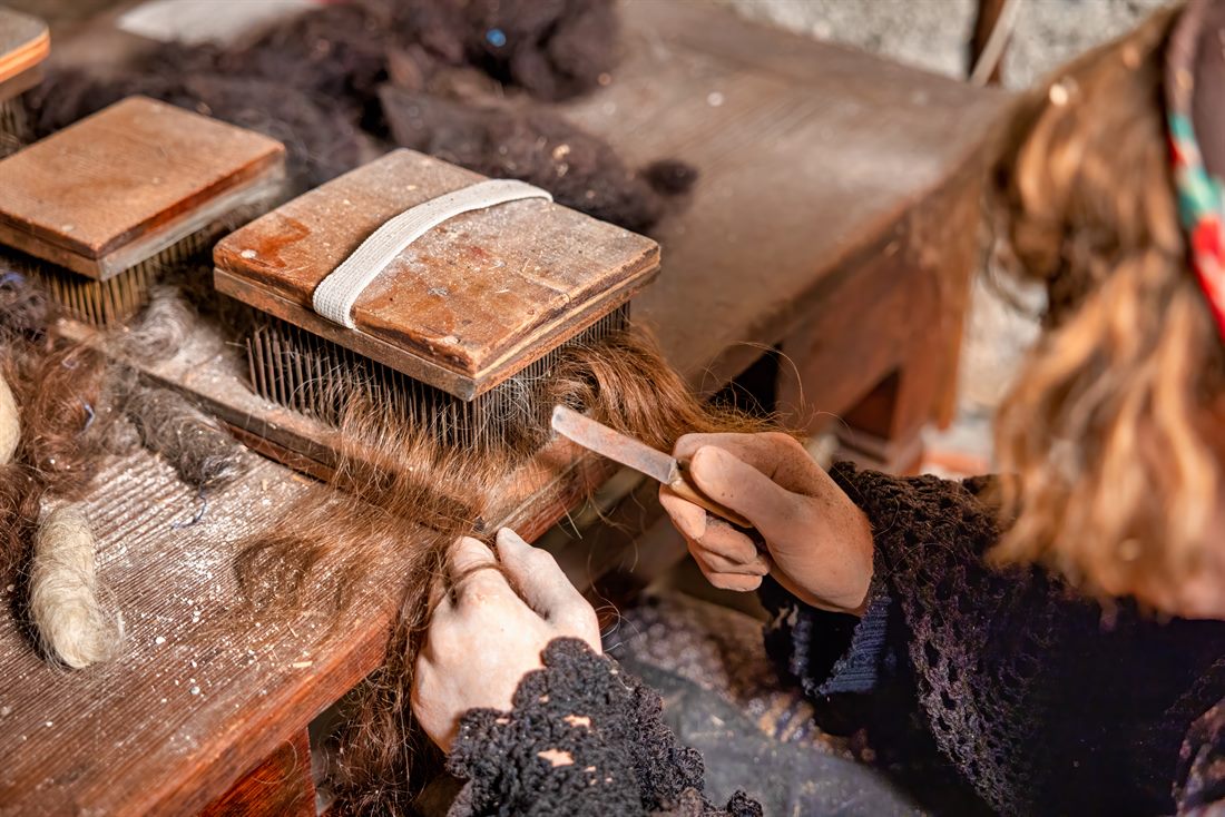 Dettaglio lavorazione artigianale a Elva