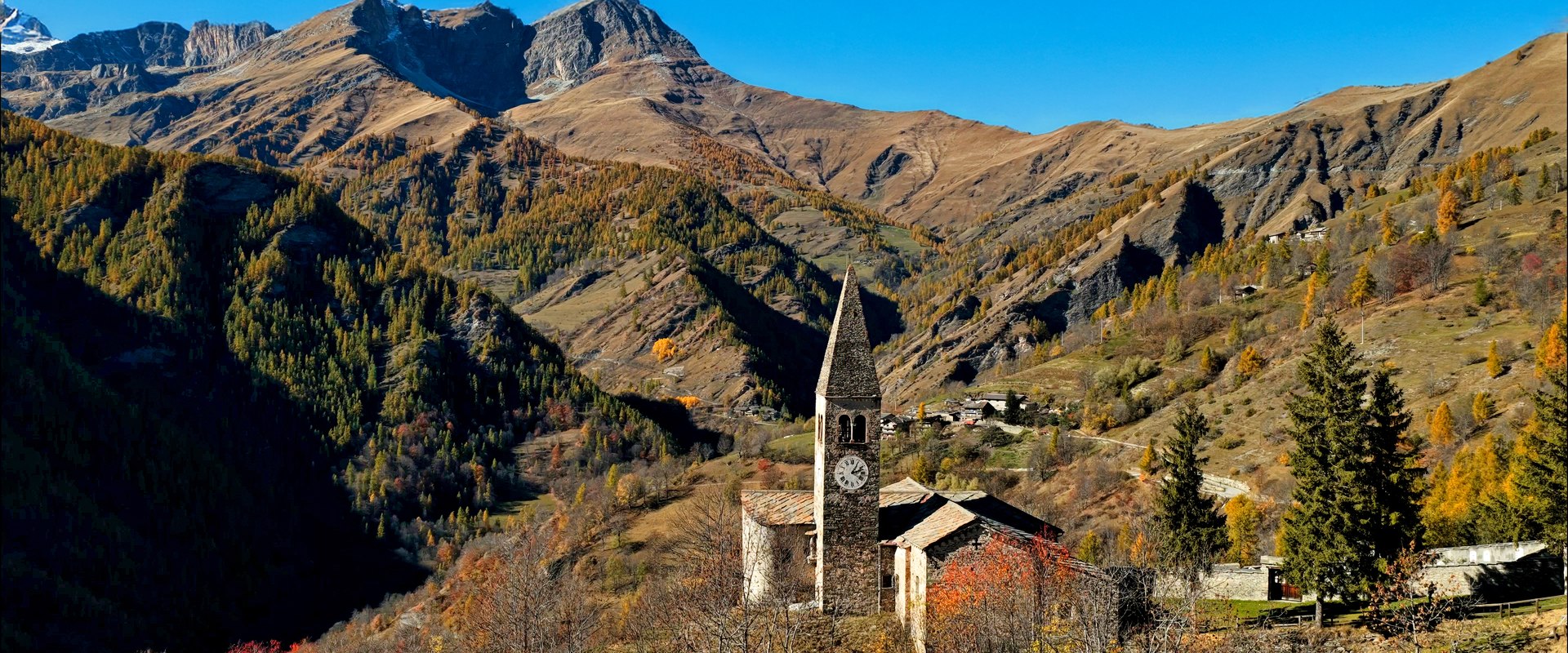 Vista panoramica sulle borgate alte di Elva con la chiesa