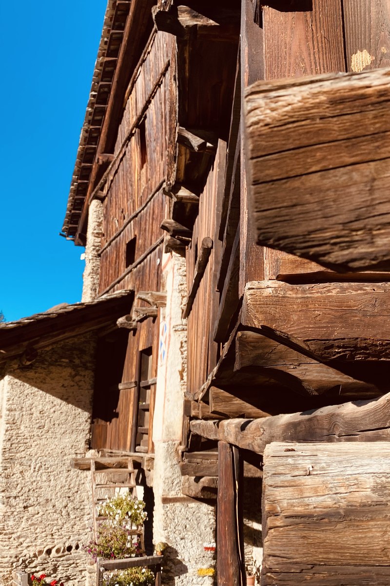 Dettaglio del legno e della struttura tradizionale di una casa di Elva