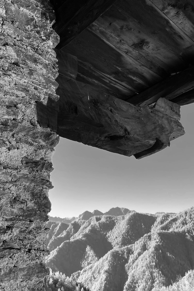 Tetto e travature in legno con vista sulle montagne